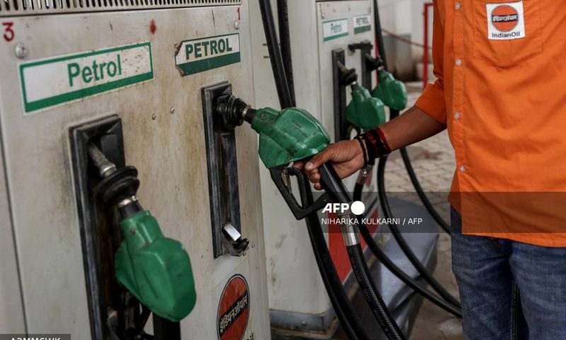 Iran cuts oil output as storage nears capacity